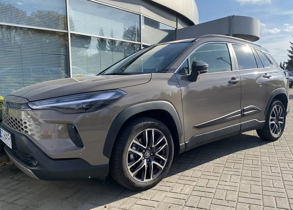 Listwy Boczne Na Drzwi Ochronne Toyota Corolla Cross 2025 Facelift listwy-boczne-na-drzwi-ochronne-toyota-corolla-cross-2025-facelift
